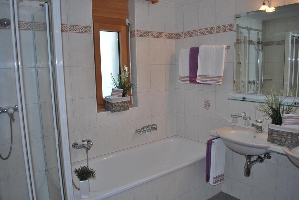 Aquarell Ferienwohnungen Saas-Grund Zimmer foto